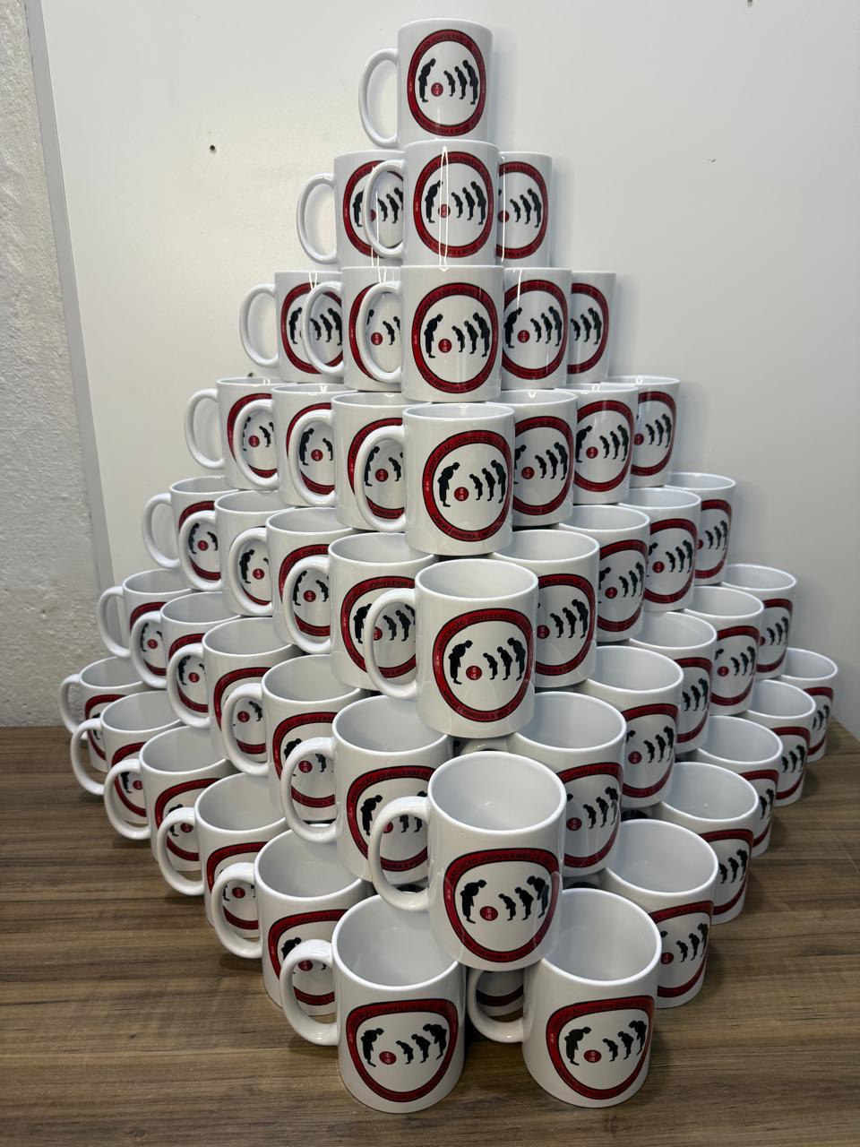 Pirâmide de canecas personalizadas com logotipo corporativo